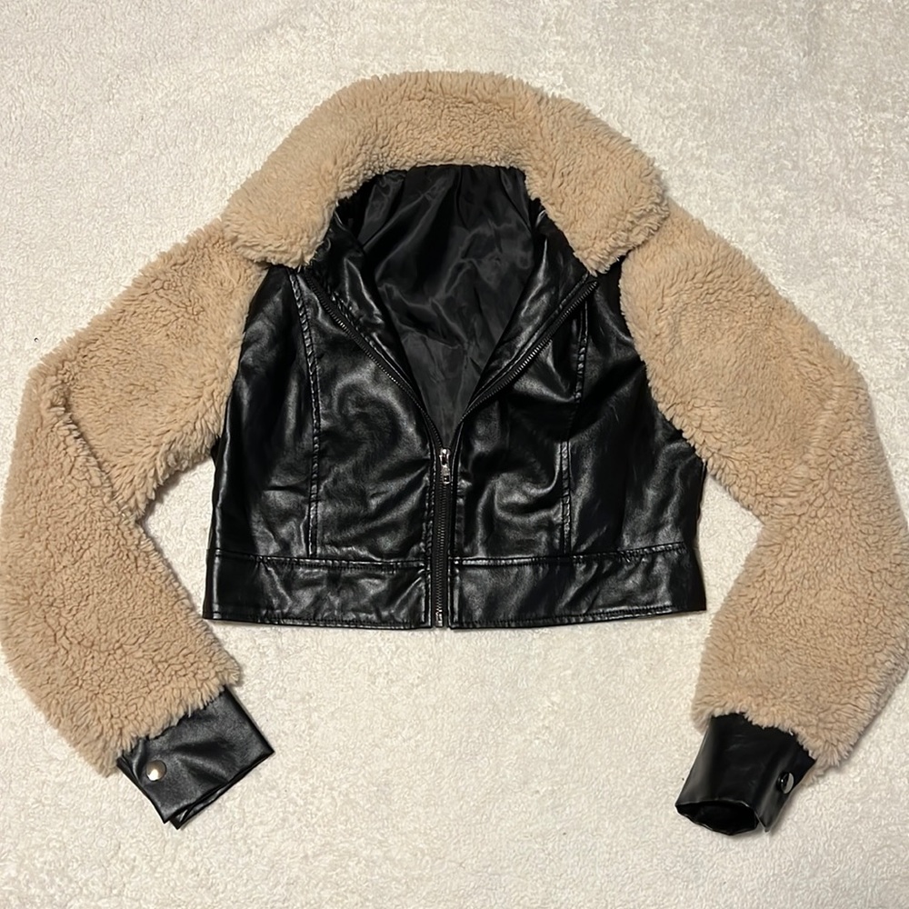 Crop faux leather/faux fur zip up
